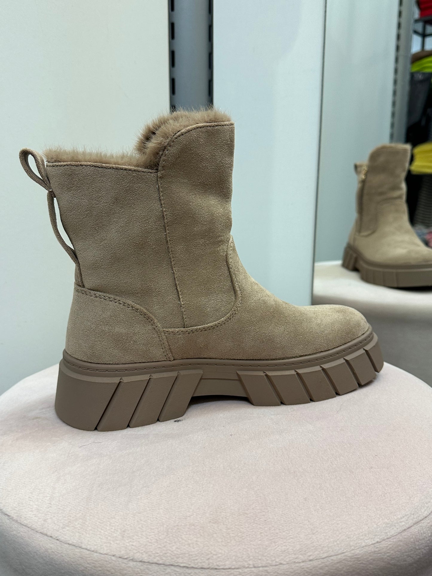 Keinomokkaiset nilkkurit