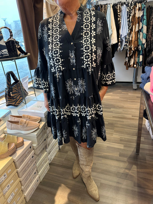 Lyhyt frillamekko musta-valkea