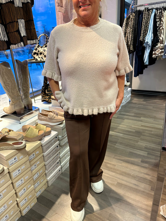 Neulepusero frillahelmalla beessi