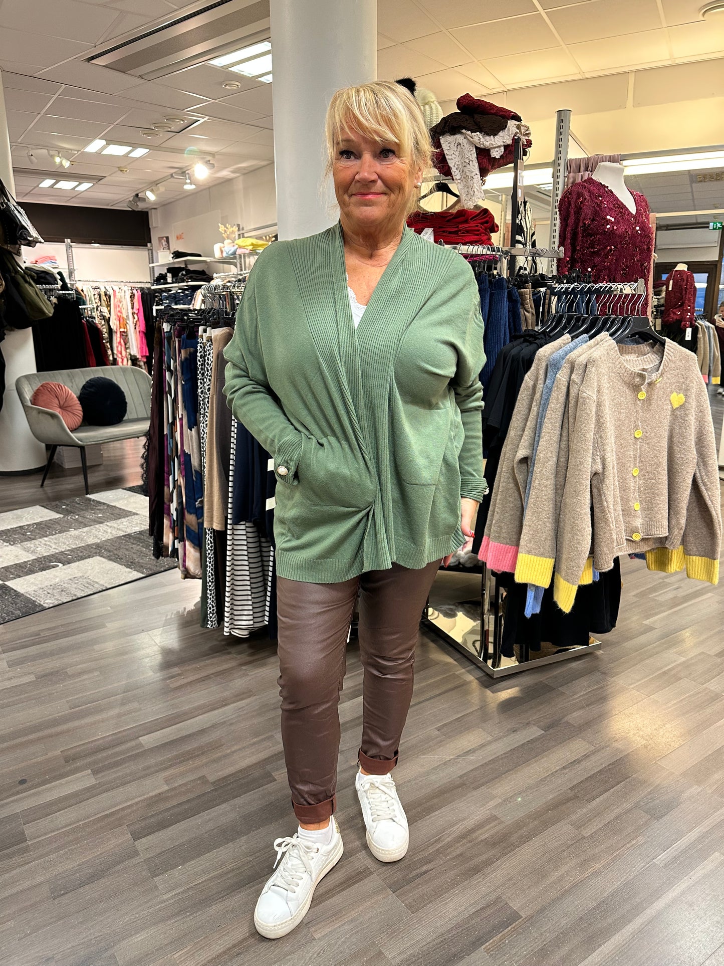 Neuletakki helmikoristeella vihreä