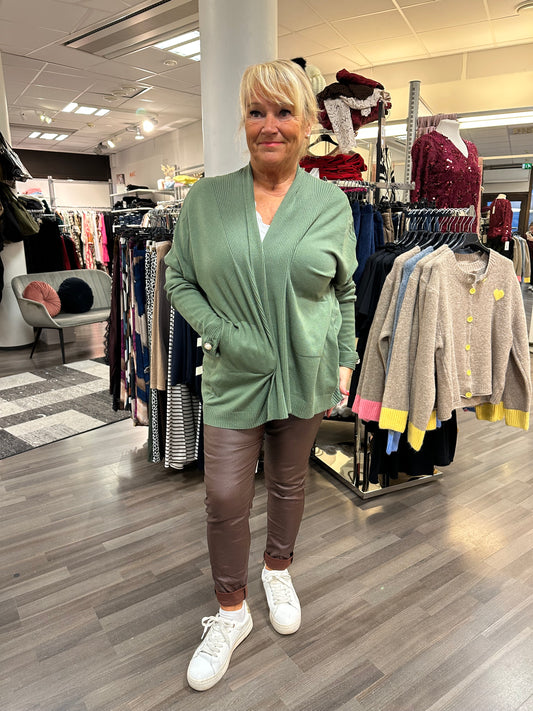 Neuletakki helmikoristeella vihreä