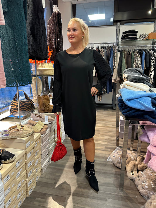 Pikkumusta pliseehihoilla