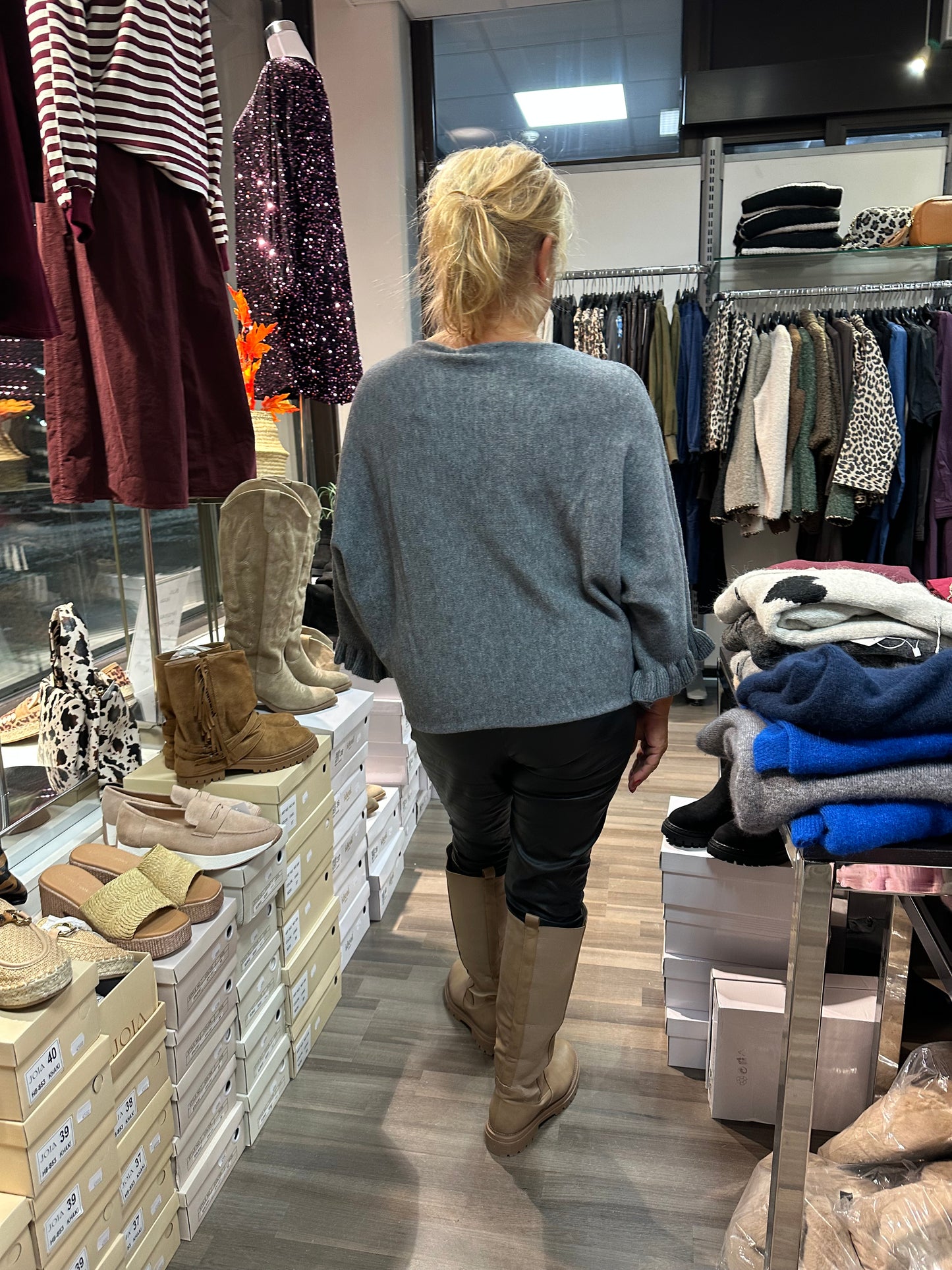 Neule frillahihoilla harmaa