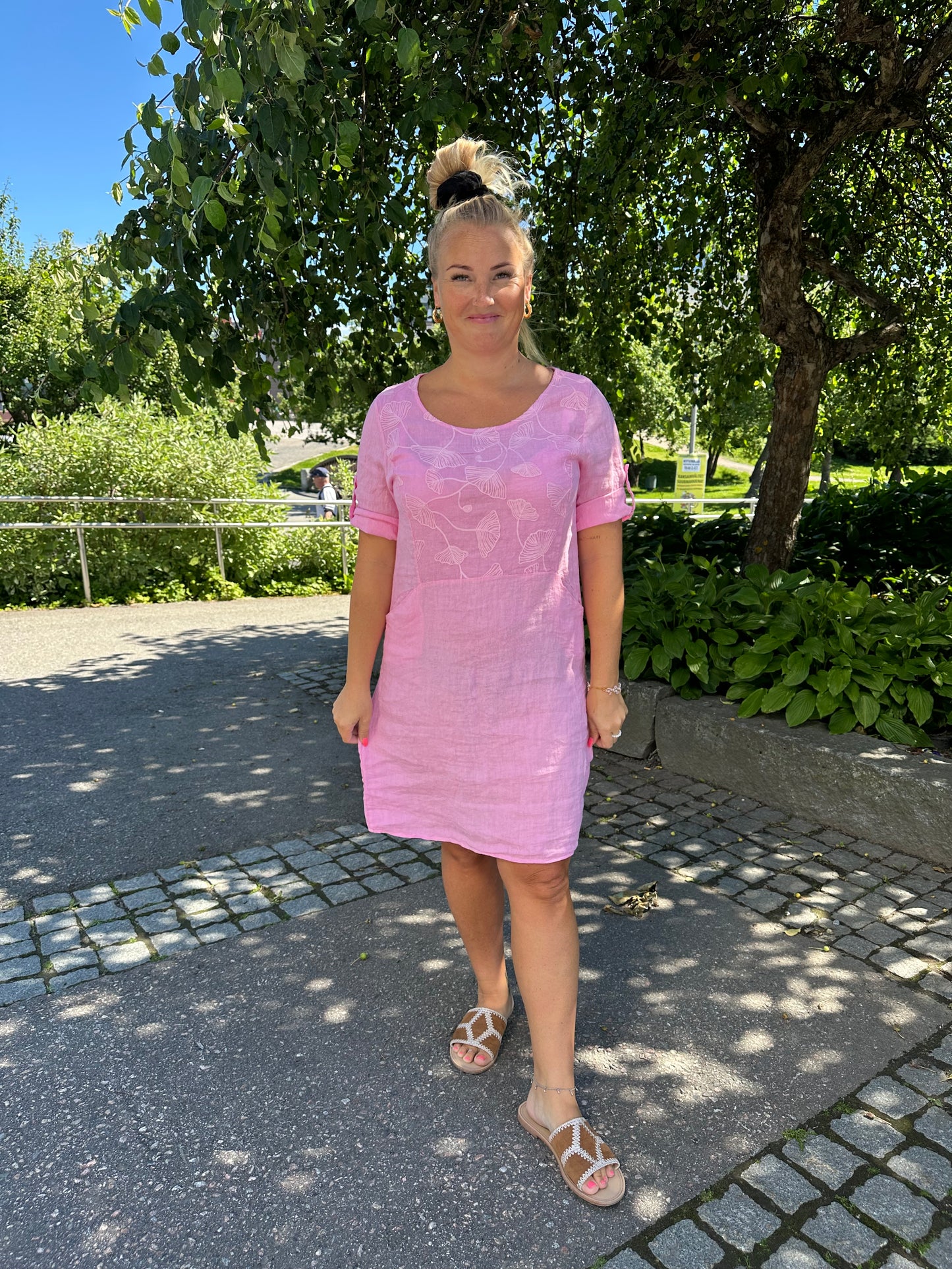 Siro pellavamekko kirjailulla (4 väriä)