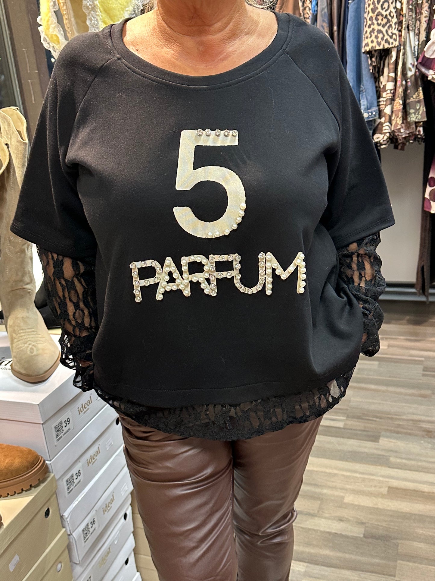 T-paita pitsihihoilla ja helmalla musta