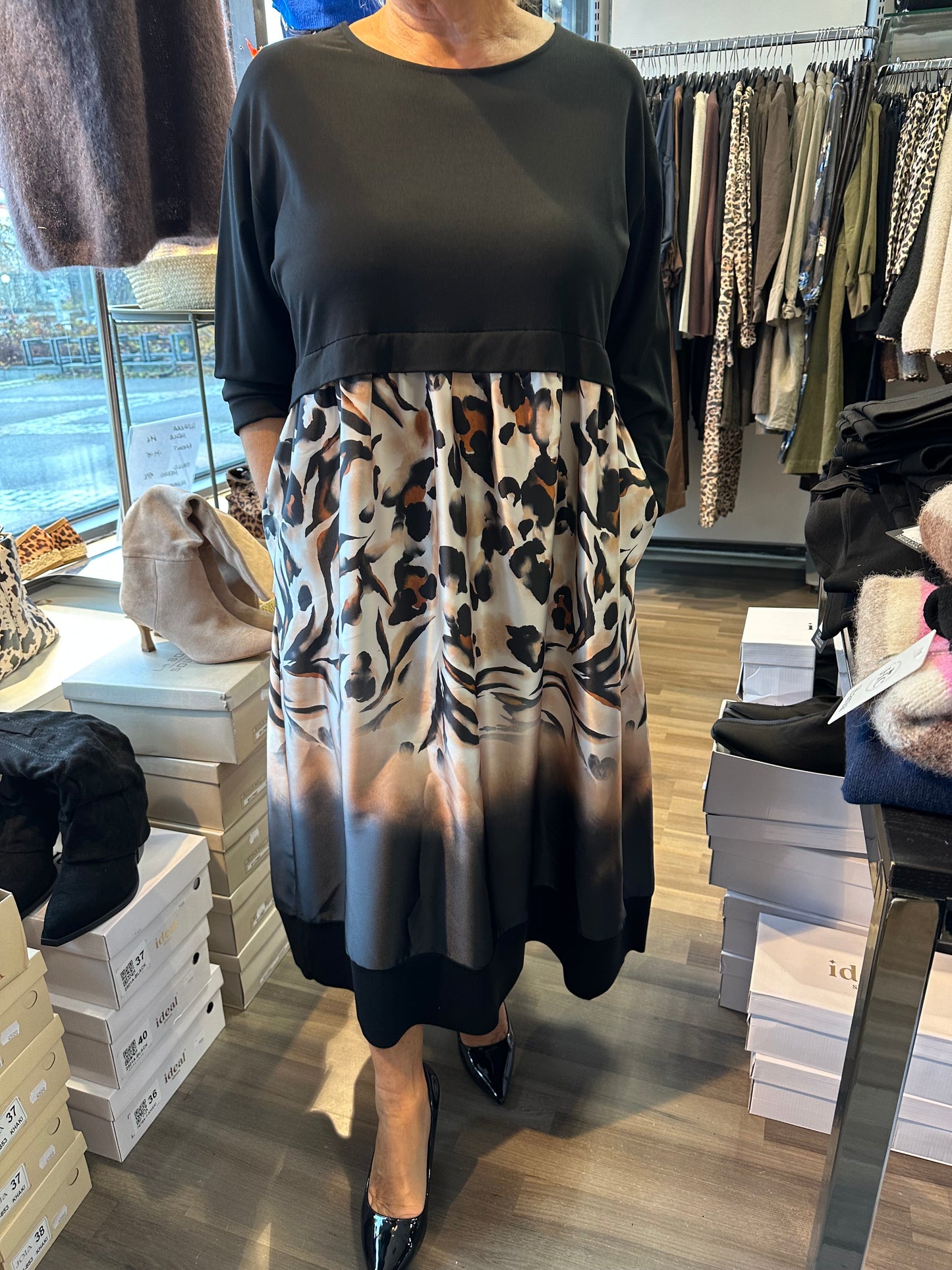 Trikoomekko satiinihelmalla eläin