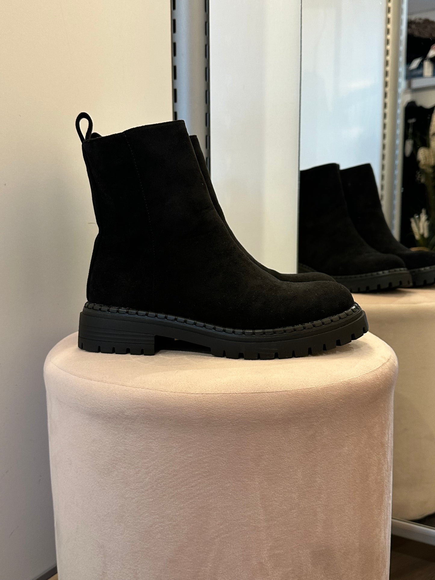 Keinomokkaiset nilkkurit musta