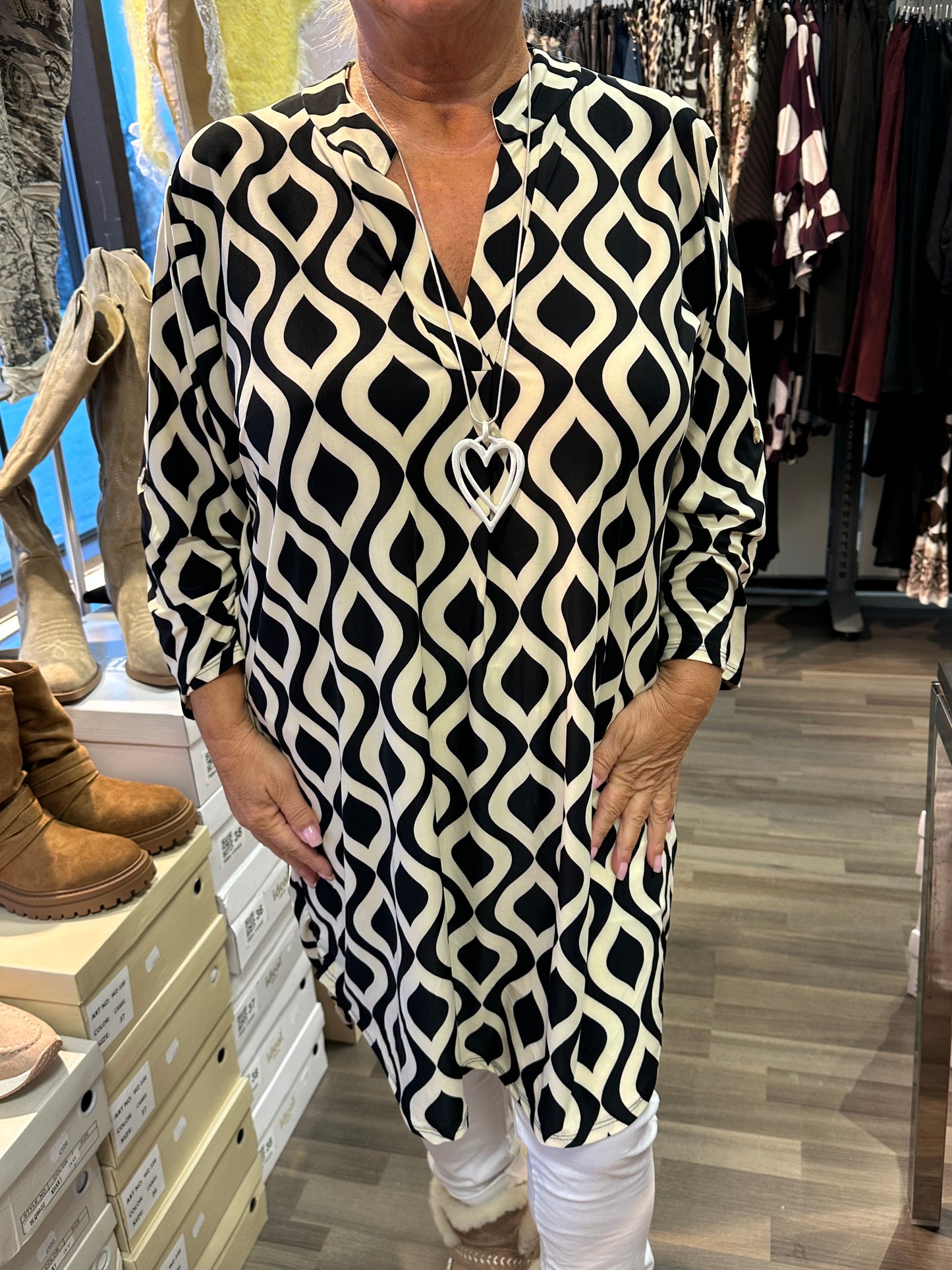 Liukaspintainen pitkä tunika geometrinen kuvio