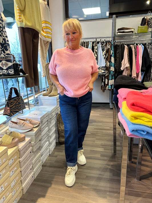 Mom fit -farkku keskitummalla pesulla