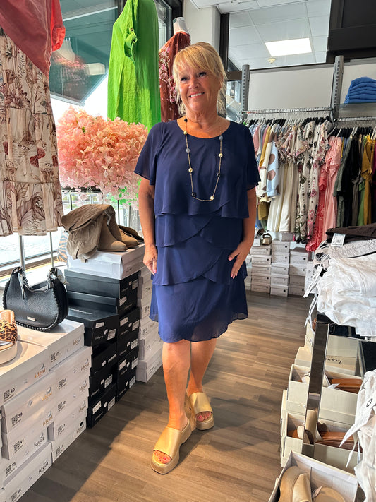Sifonkinen kerrosmekko tummansininen