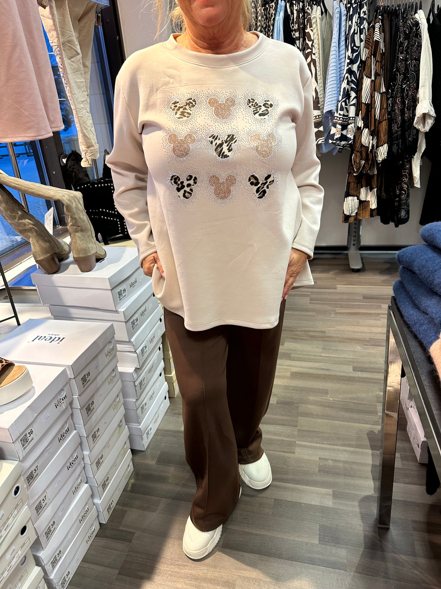 College pusero pikku Mikki beessi