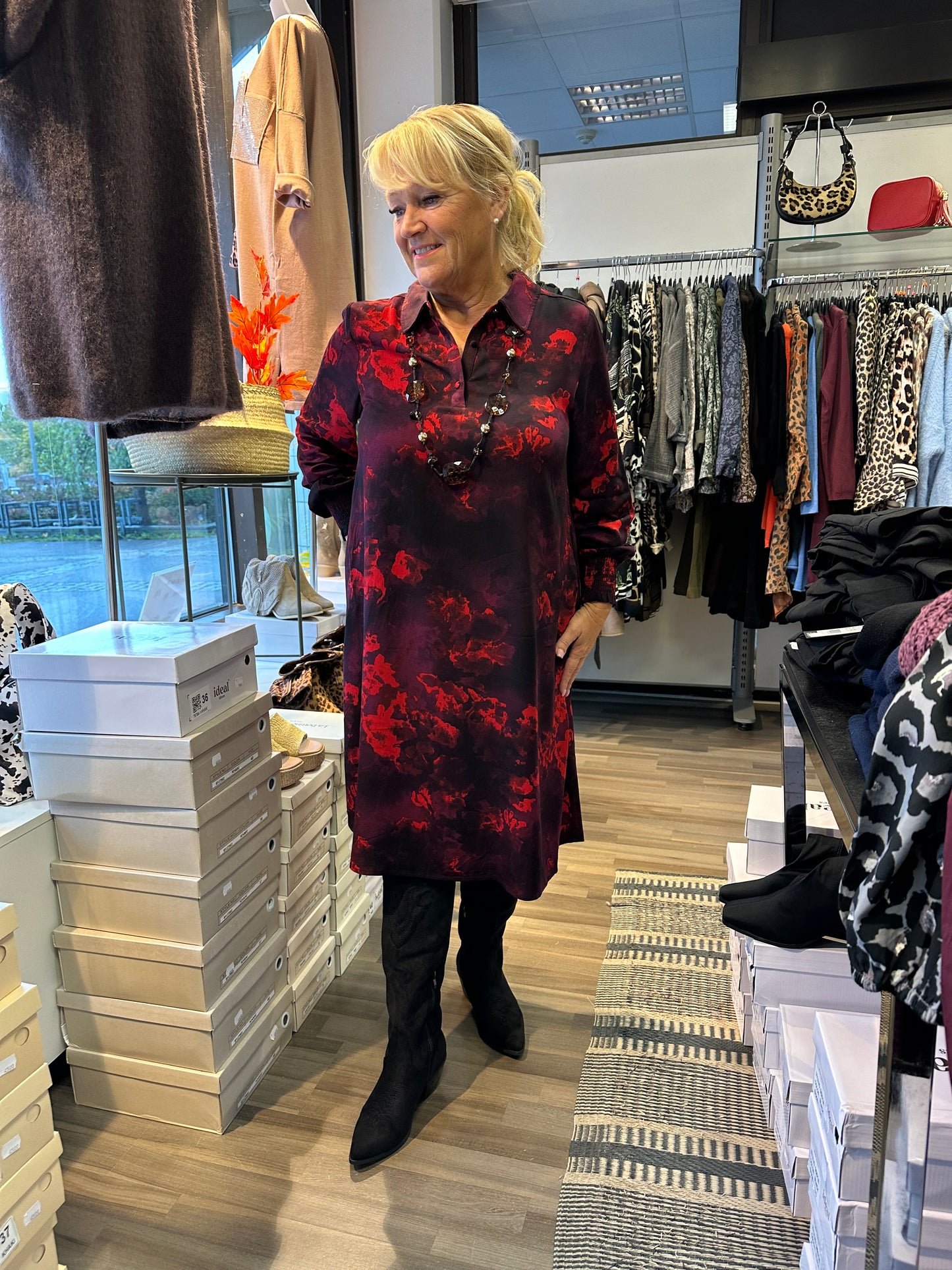 A-linjainen kauluksellinen mekko