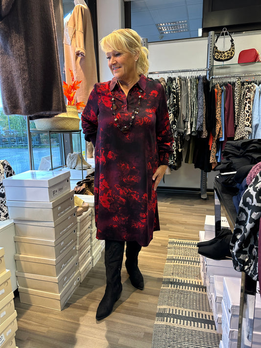 A-linjainen kauluksellinen mekko