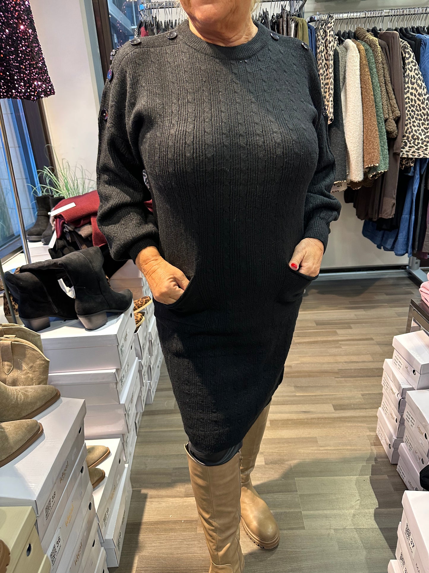 Neuletunika/mekko musta