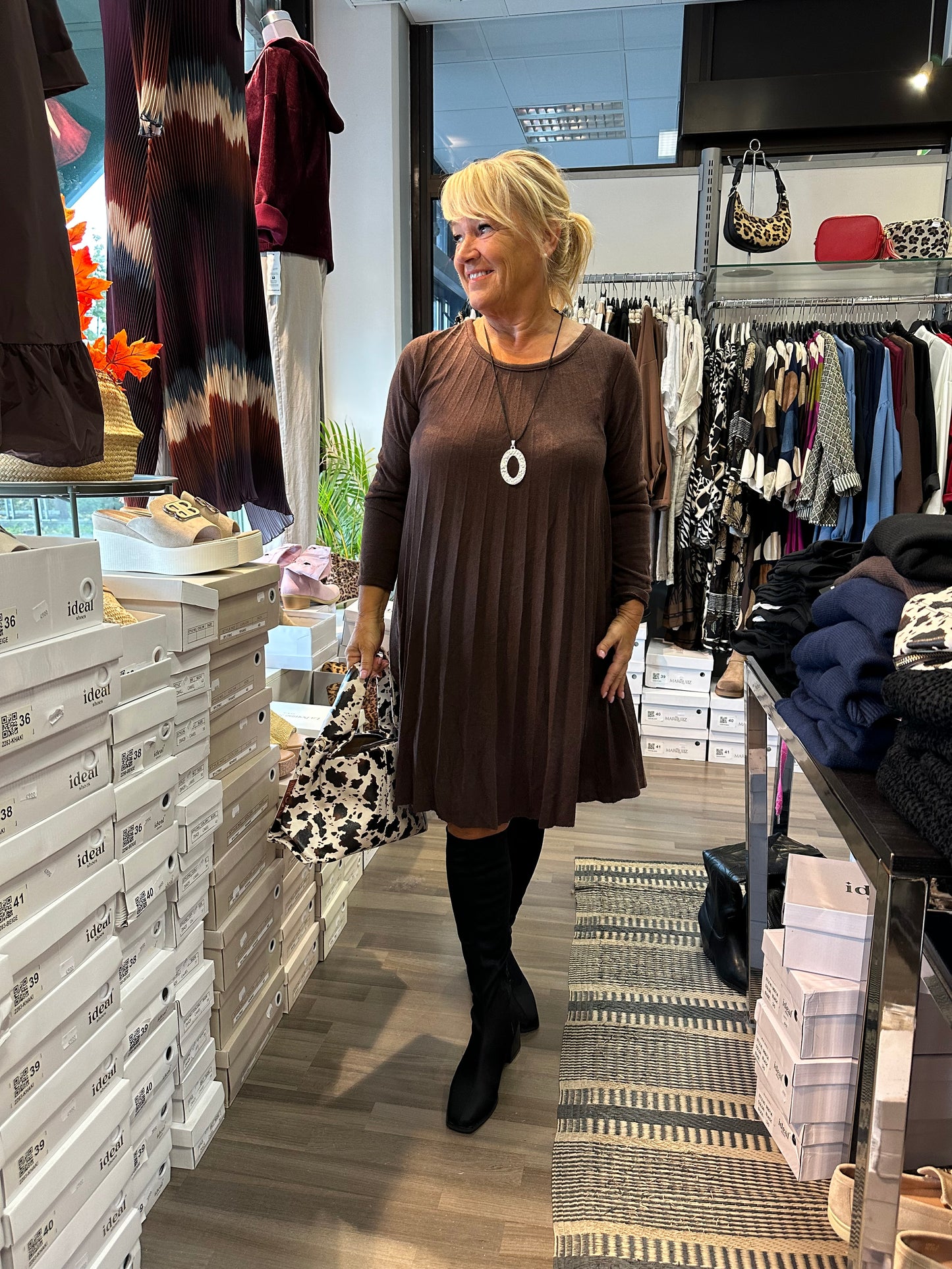 Pliseerattu neulemekko/tunika ruskea