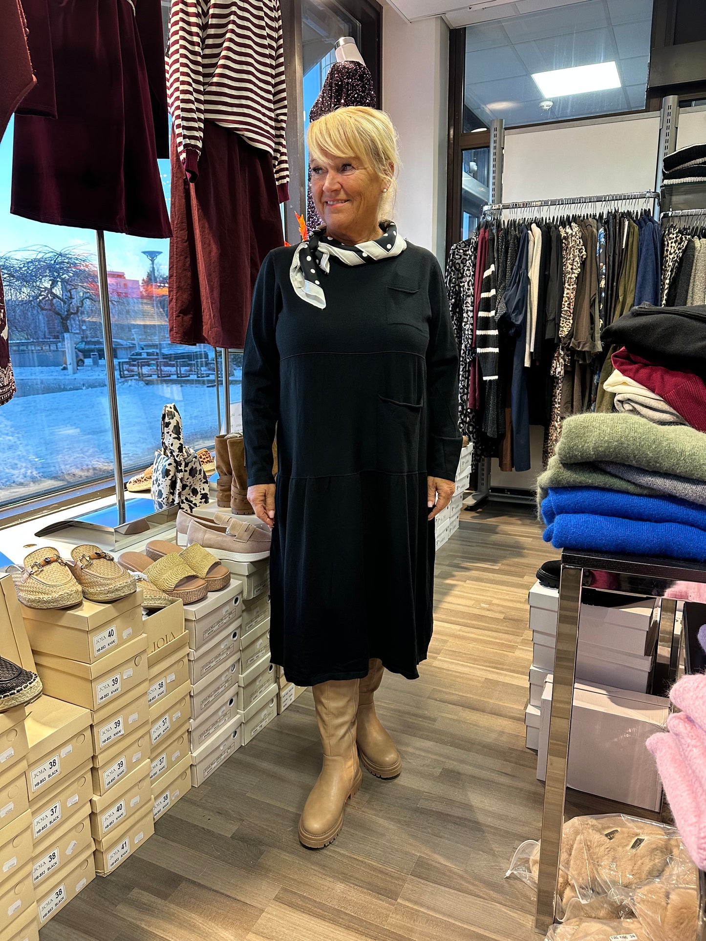 Midimittainen neulemekko Pocket musta