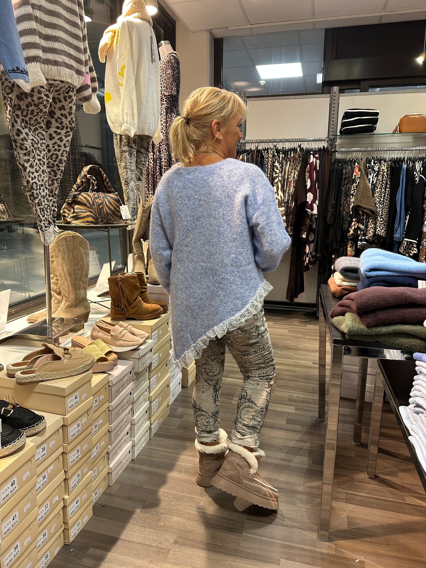 Neulepusero epäsymmetrisellä pitsihelmalla sininen