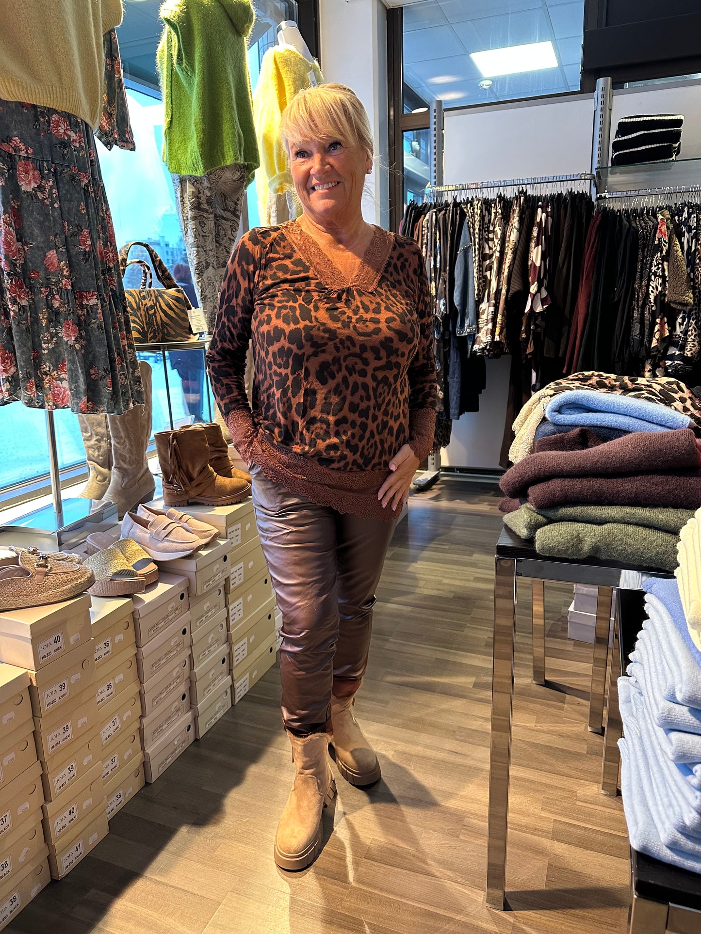 Leo toppi pitsillä ruskea