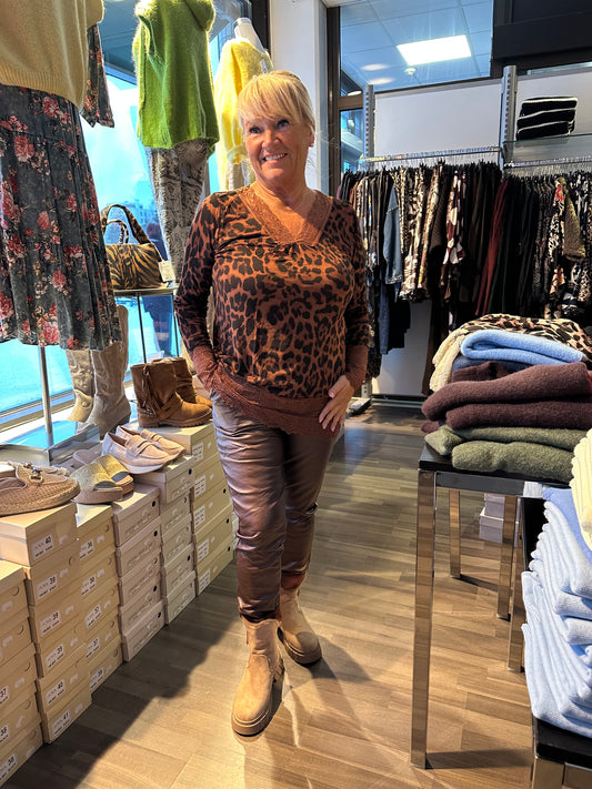 Leo toppi pitsillä ruskea