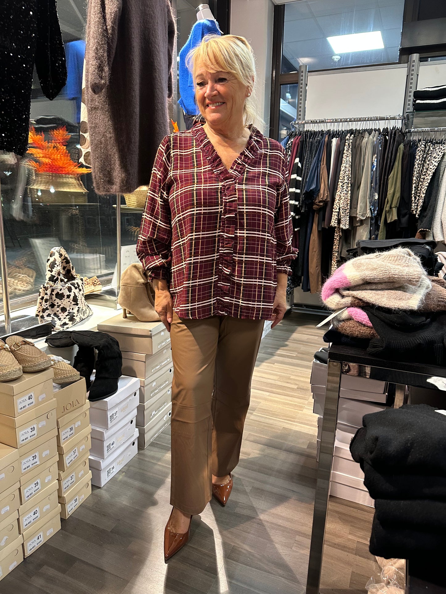 Viskoosipusero röyhelöllä ruutu