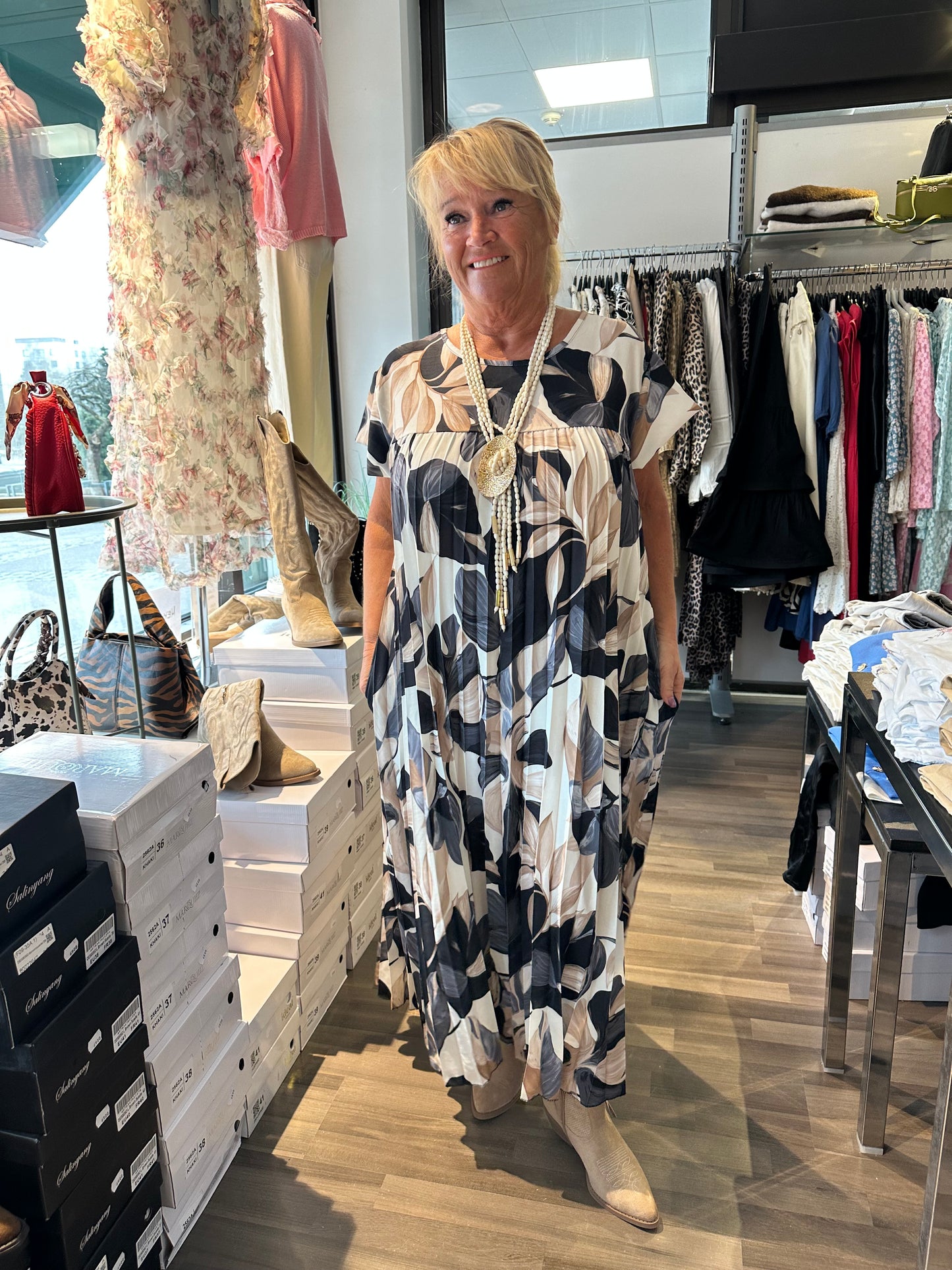 Plussize kuviollinen pliseerattu mekko (5 väriä)