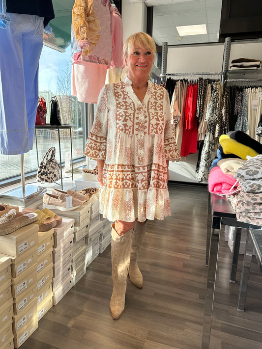 Lyhyt frillamekko vaalea-beessi