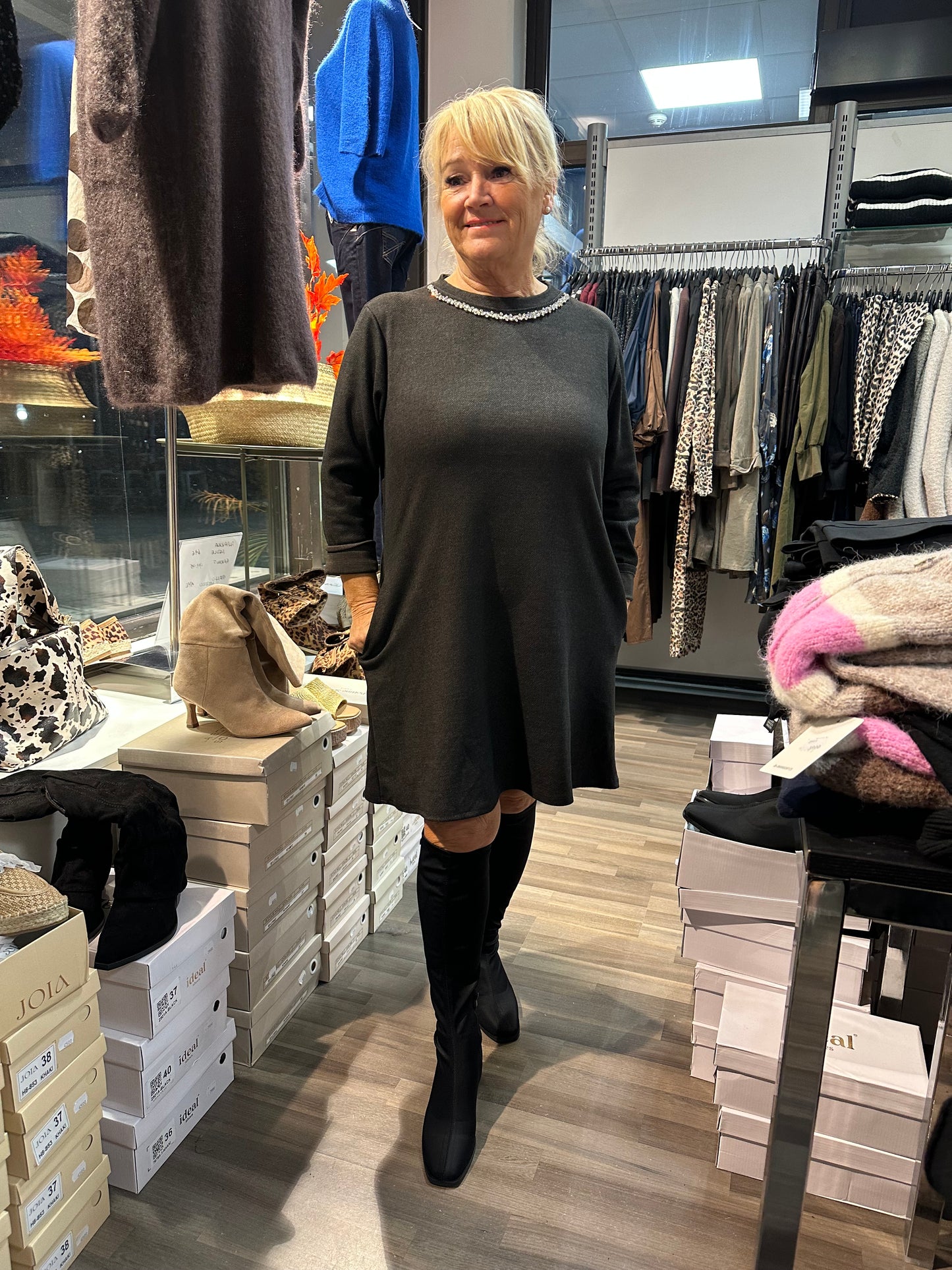 A-linjainen tunikamekko ruskea