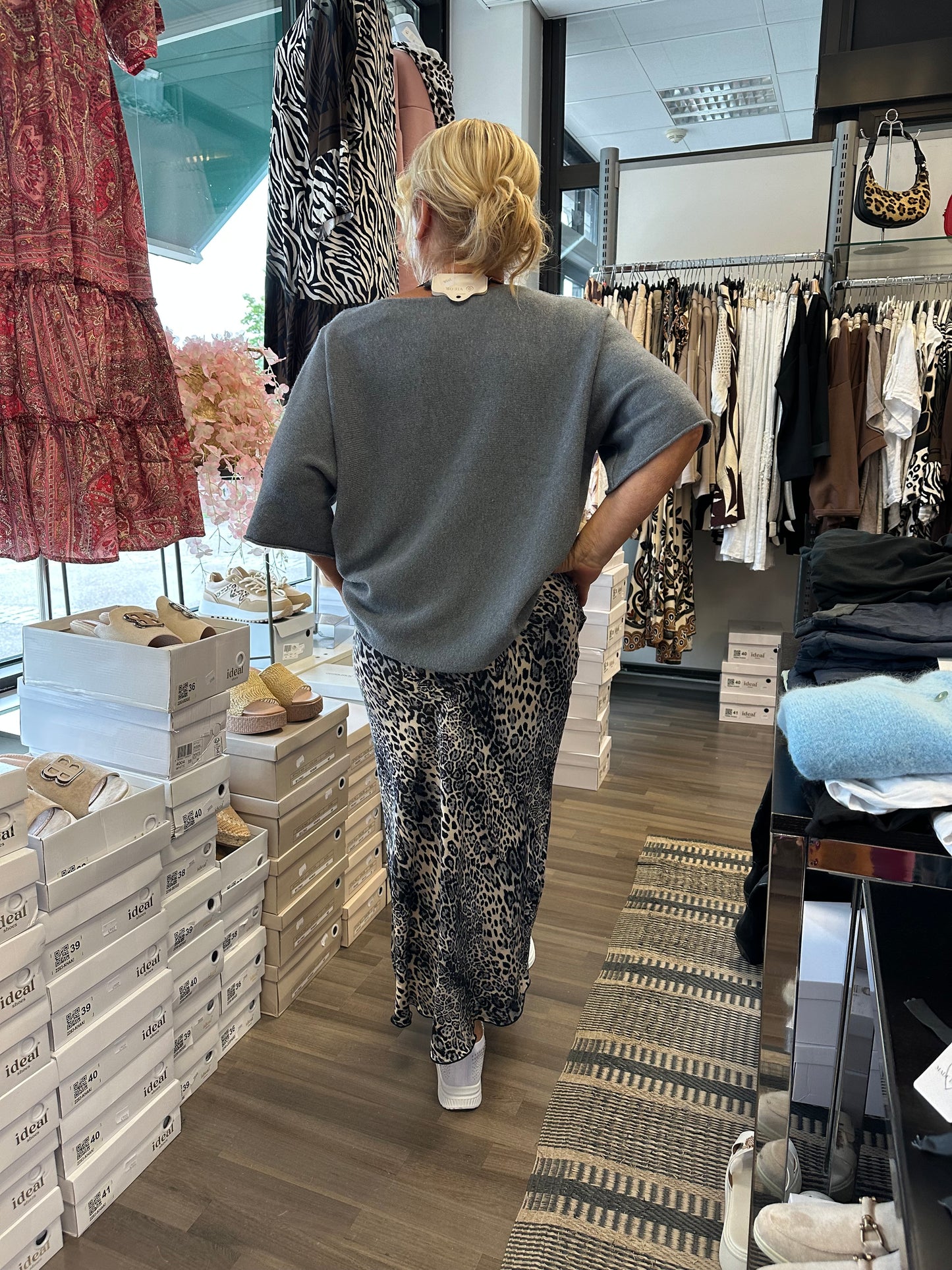 Satiinihame harmaa leo