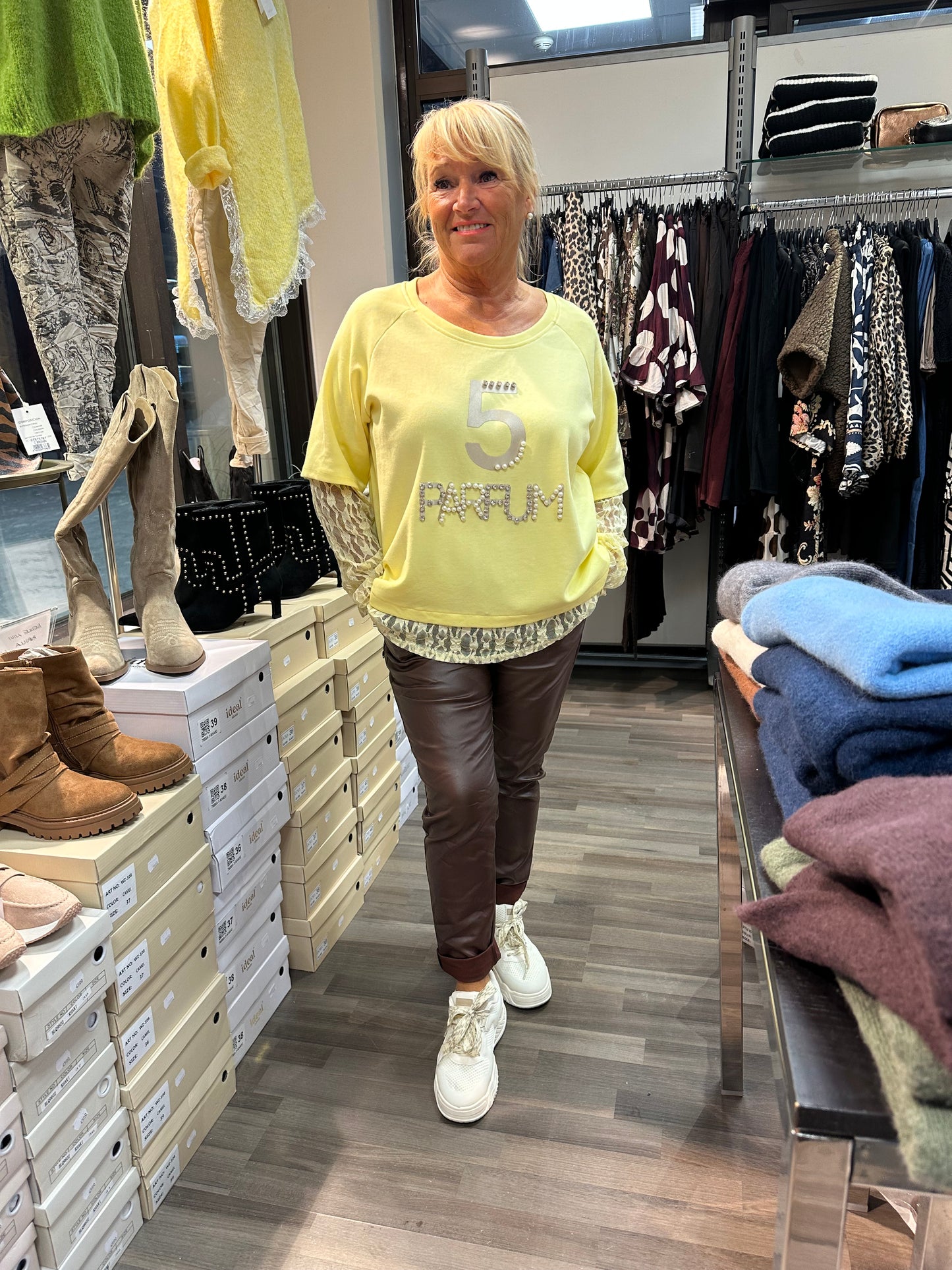 T-paita pitsihihoilla ja helmalla keltainen