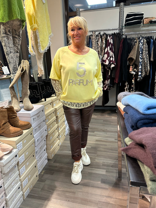 T-paita pitsihihoilla ja helmalla keltainen