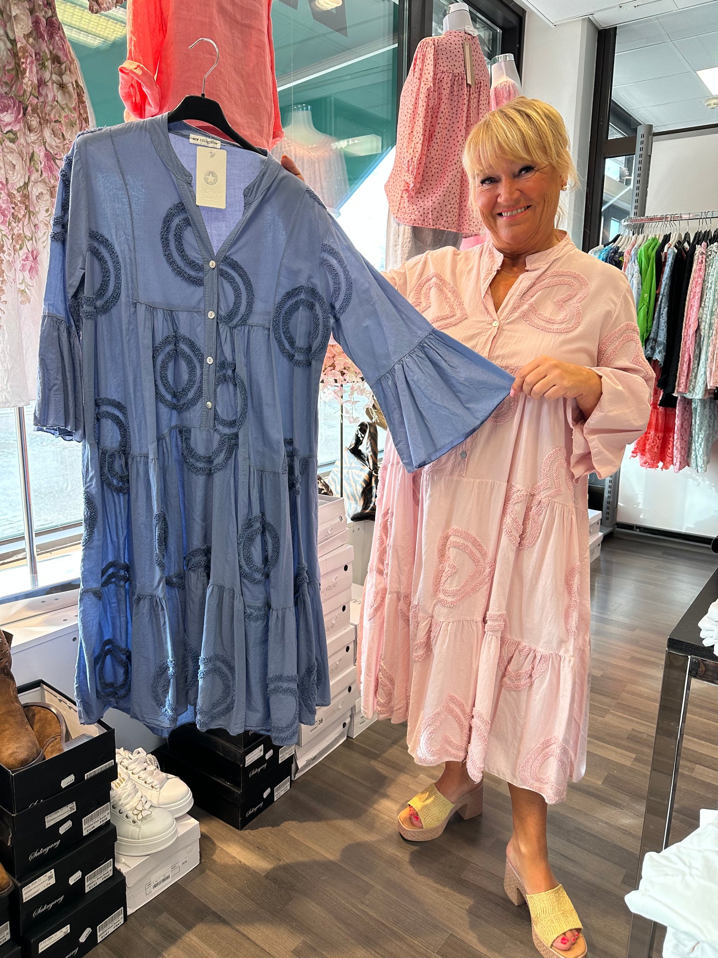 Midimittainen puuvillamekko roosa ja sininen