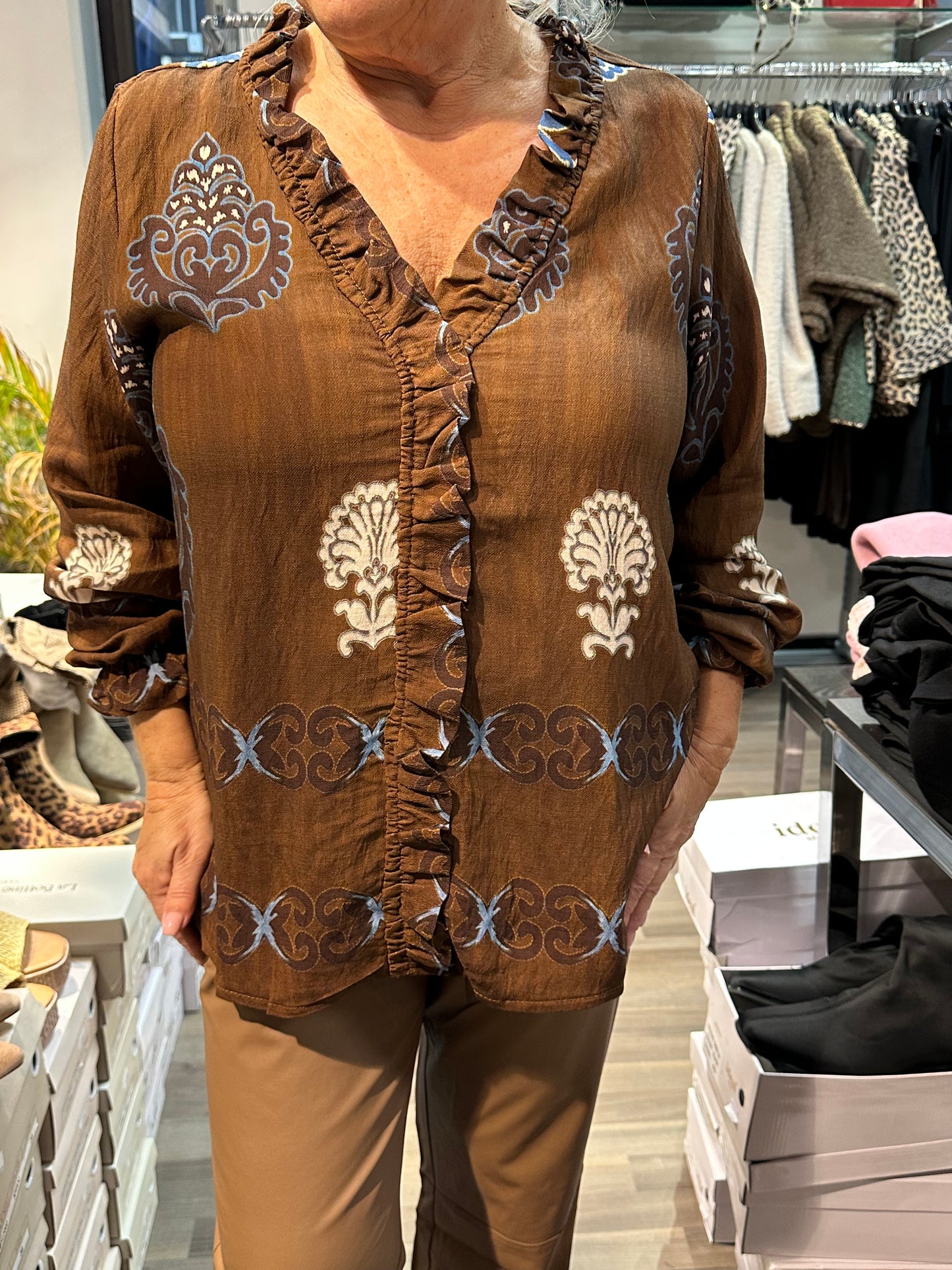 Viskoosipusero röyhelöllä ruskea