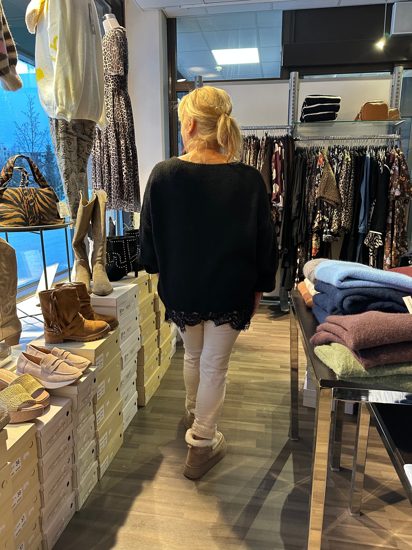 Pitsihelmainen neule musta