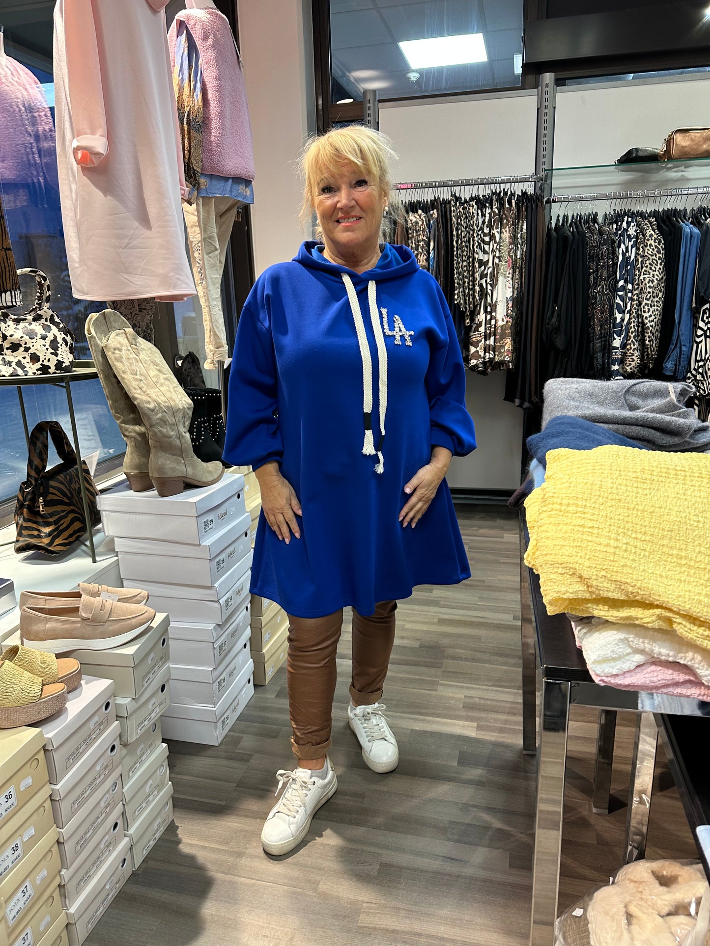 Collegetunika/mekko LA sähkönsininen