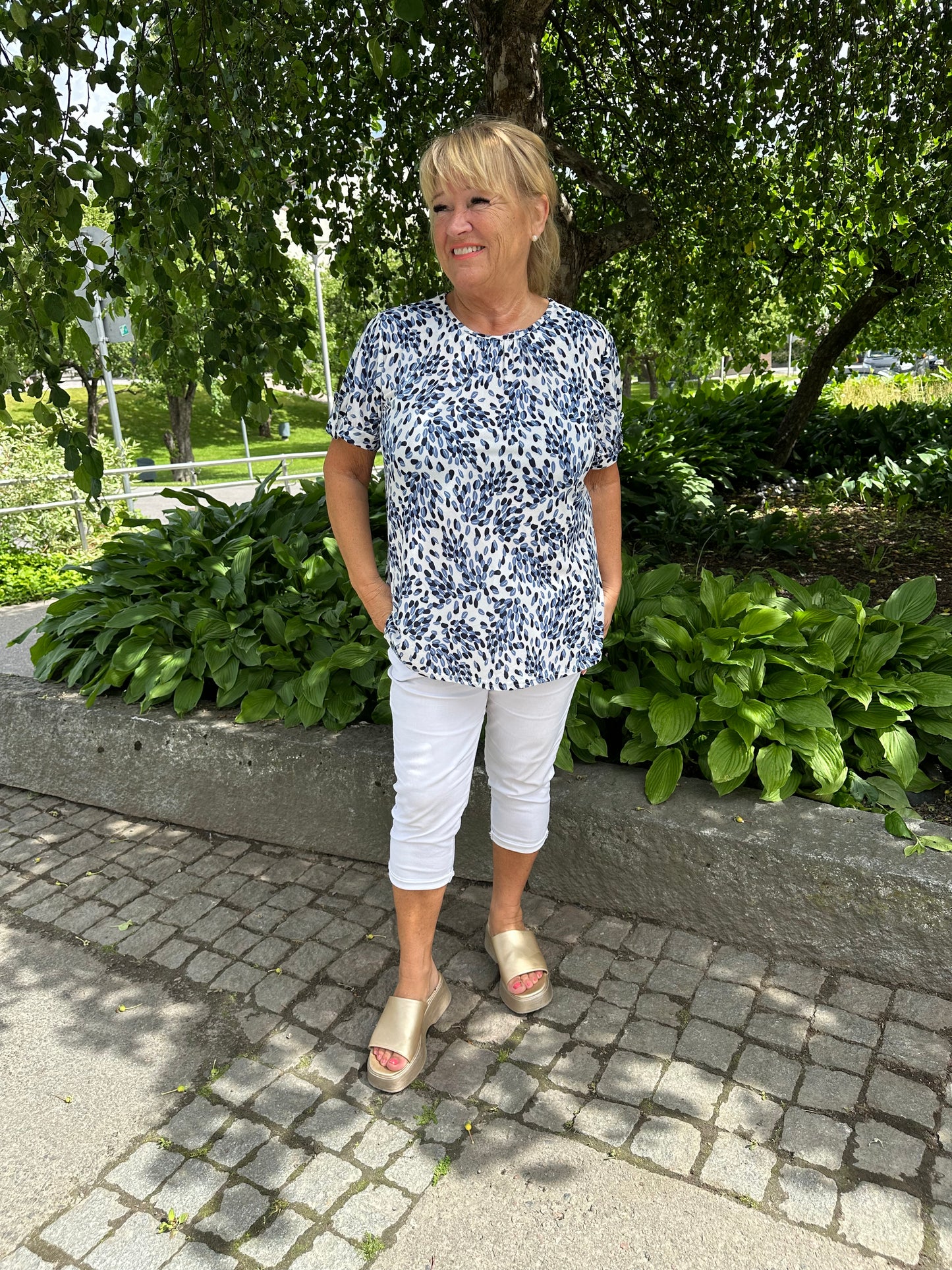 Plussize kuviollinen pusero (sininen ja beessi)