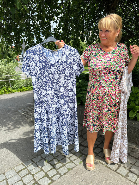 Plussize kellohelmainen mekko (sininen, beessi ja kukallinen)