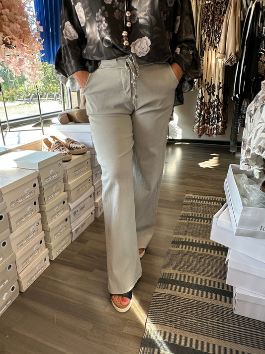 Leveälahkeiset stretch housut beessi