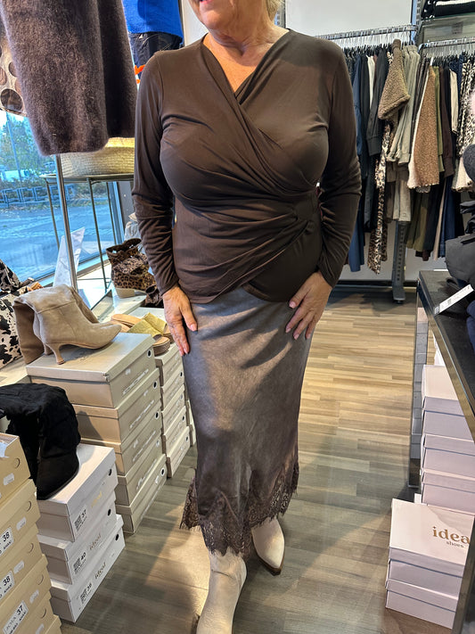 Kietaisumallinen modaalipusero ruskea