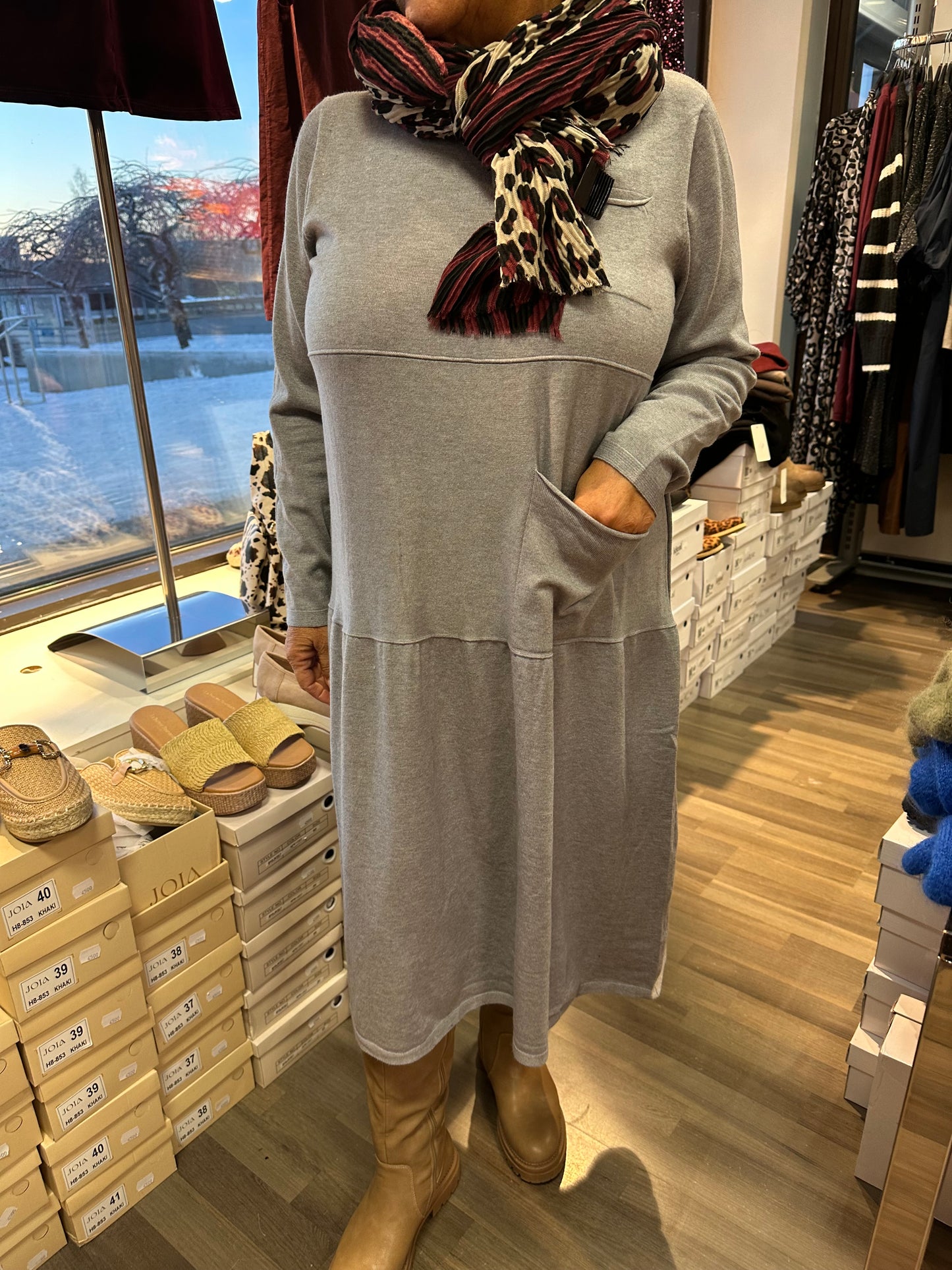 Midimittainen neulemekko Pocket harmaa