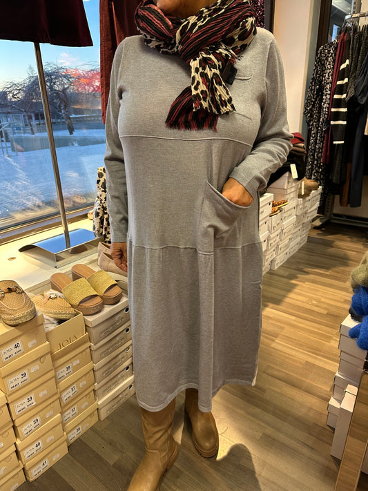 Midimittainen neulemekko Pocket harmaa