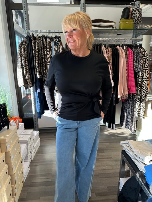 Trikoopusero solmulla musta ja beessi