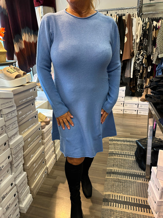 Kellohelmainen neulemekko sininen