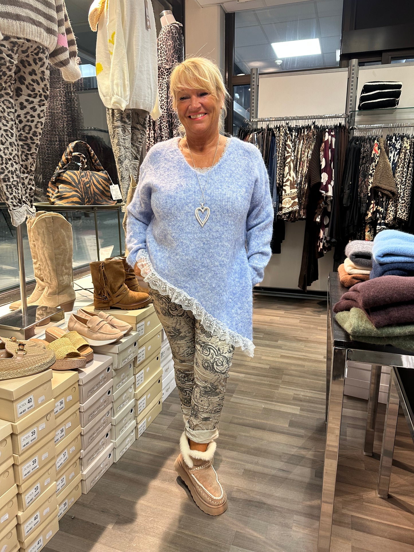 Neulepusero epäsymmetrisellä pitsihelmalla sininen