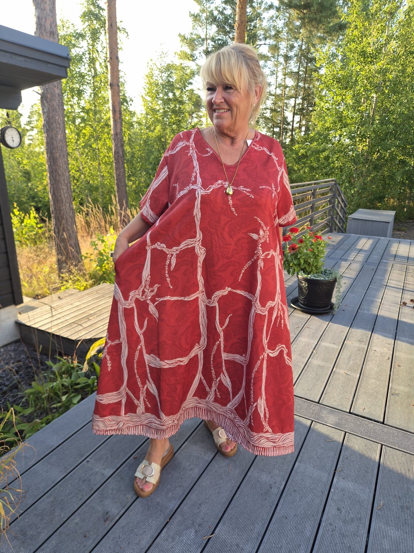 Plussize kuviollinen mekko (4 väriä)