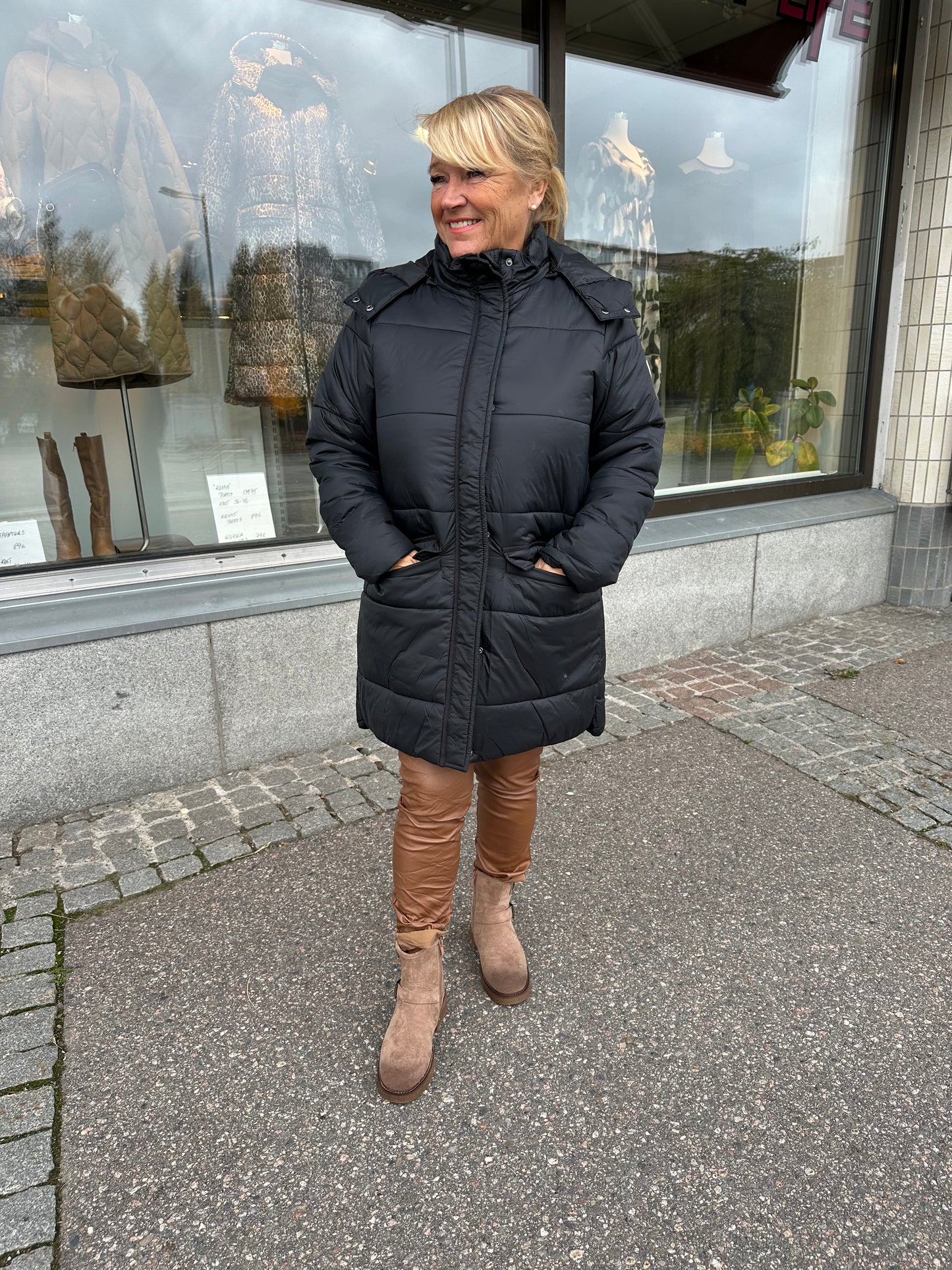 Midimittainen toppatakki musta