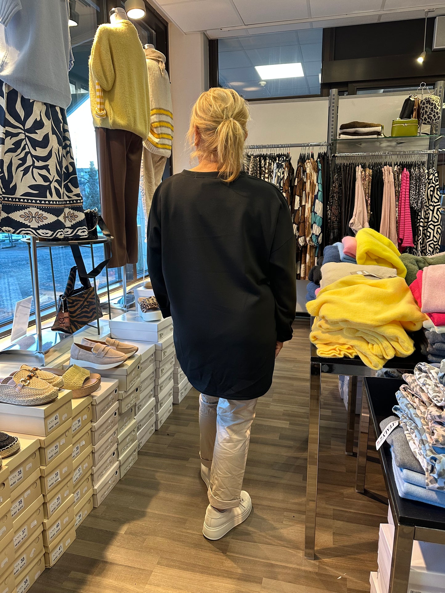 Plussize college v-pääntiellä Jadore musta