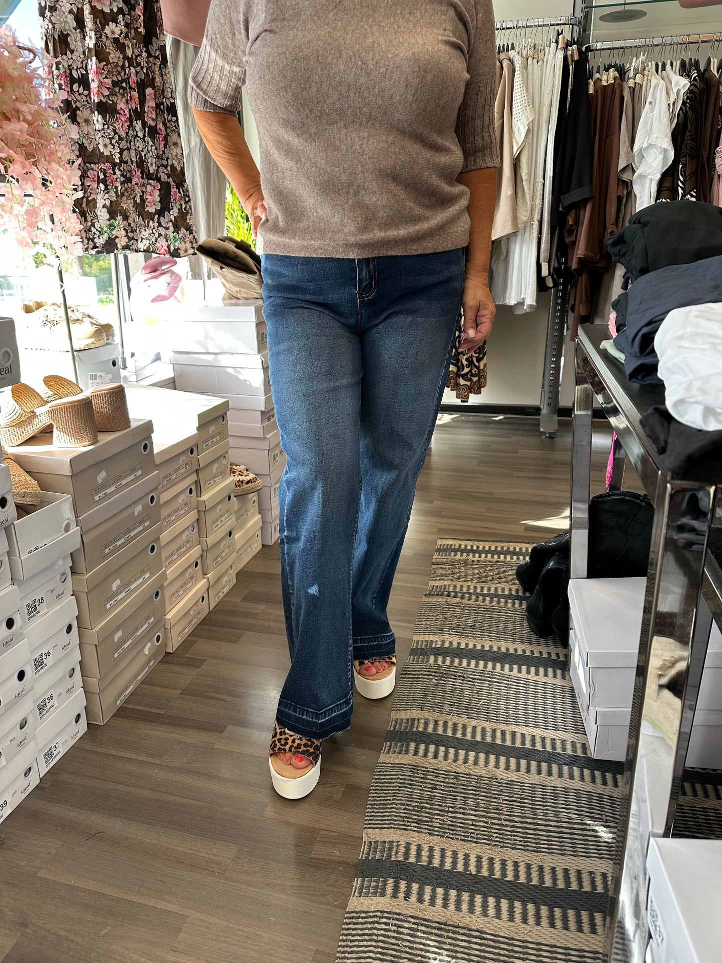 Leveälahkeinen farkku rispatuilla lahkeilla