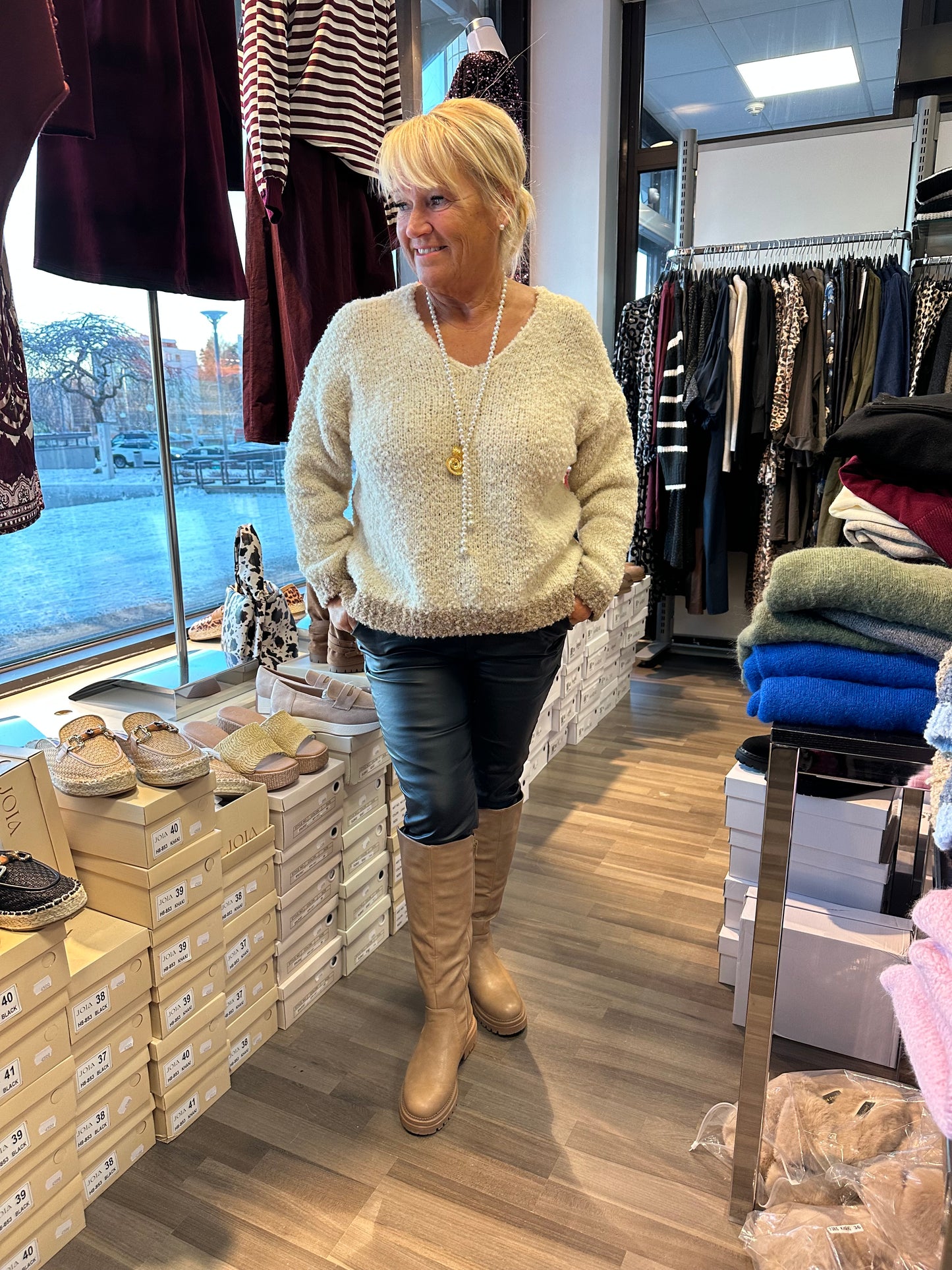 Kaksivärinen bouclee neule luonnonvalkoinen