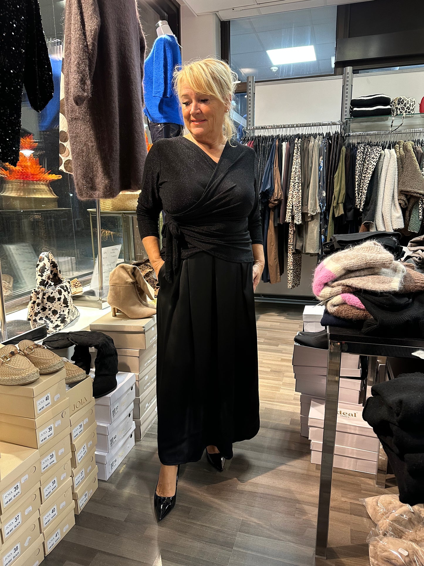 Metallinhohtoinen pusero musta