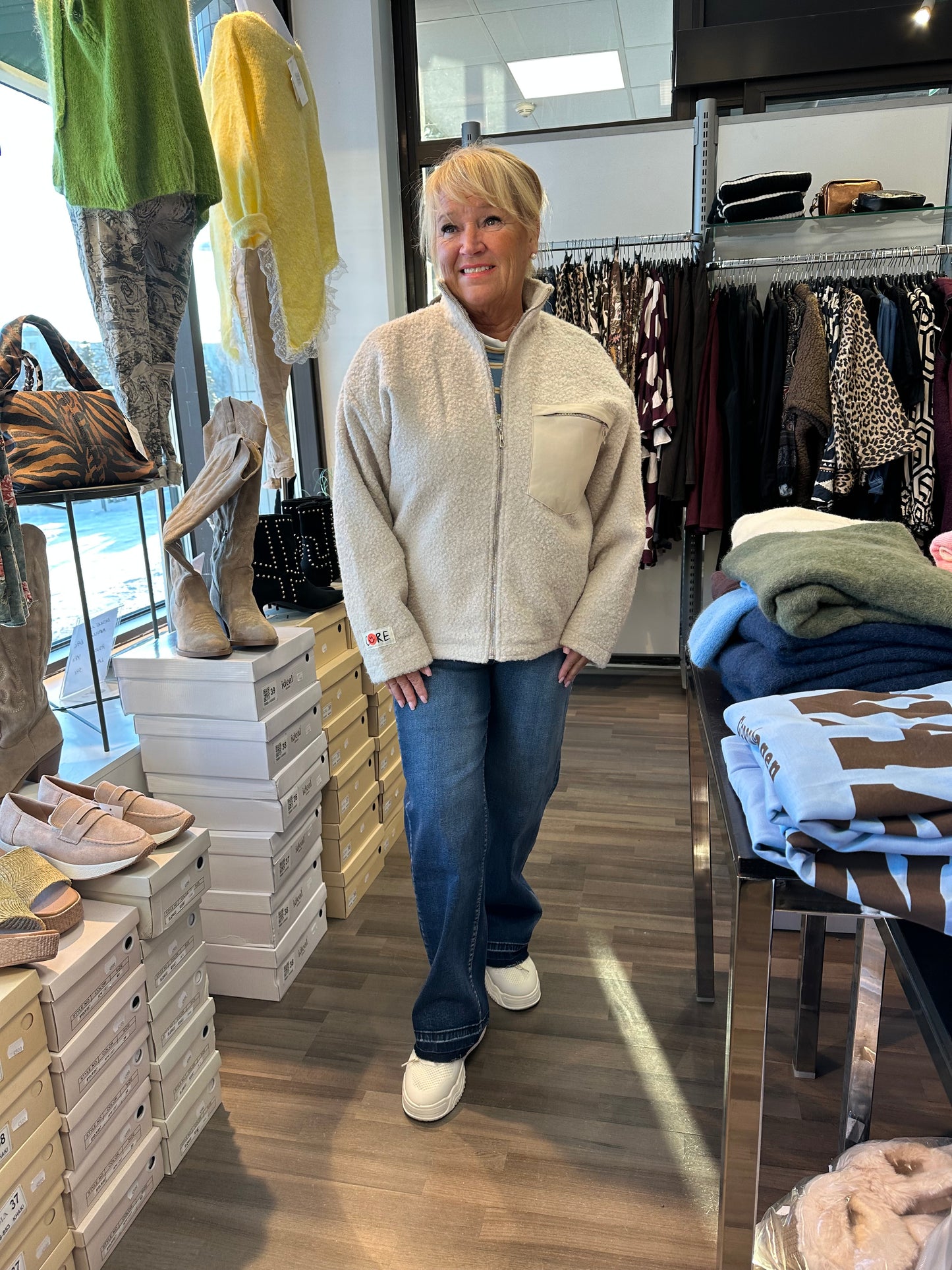 Lyhyt vetoketjullinen teddytakki